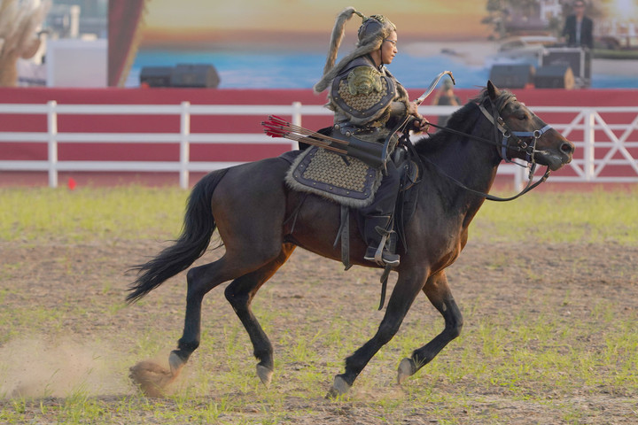 Tại buổi lễ khai trương, khán giả mãn nhãn với màn biểu diễn của huấn luyện viên vừa cưỡi ngựa, vừa bắn cung, sử dụng vũ khí như trong các bộ phim dã sử.