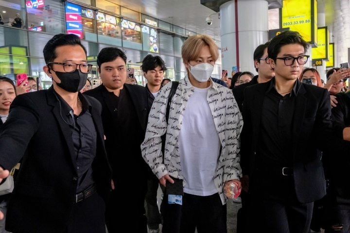 Sáng 31/5, ca sĩ XIUMIN đã có mặt tại Việt Nam và di chuyển về Vũ Yên, chuẩn bị cho Đại nhạc hội WONDER ISLAND.