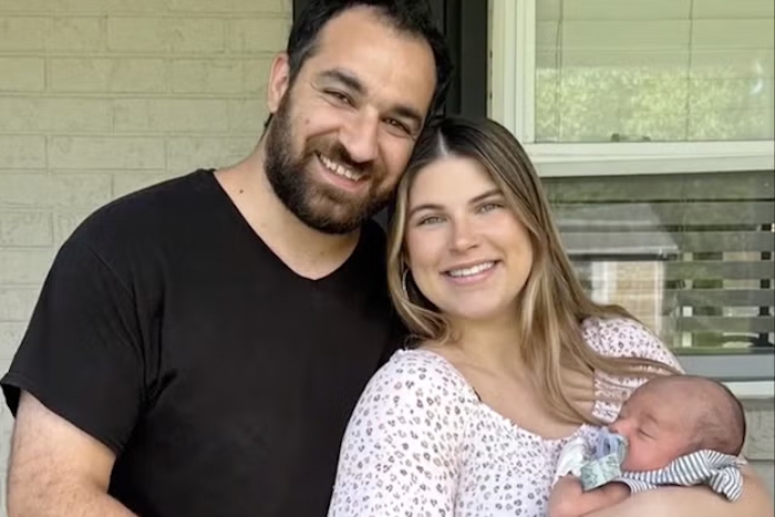 Mark và Chloe Mansoor chụp ảnh cùng cậu con trai mới chào đời. (Ảnh: Daily Mail)