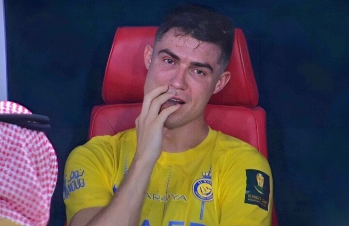 Ronaldo khóc nức nở.