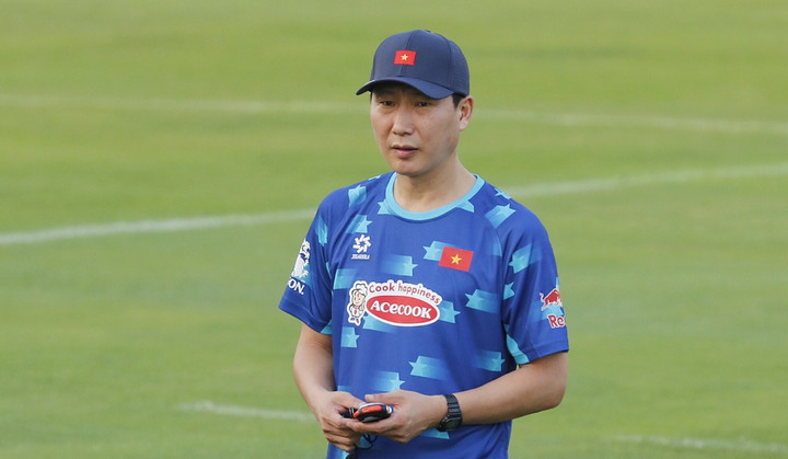 Ngay đầu buổi tập, HLV Kim Sang-sik dành thời gian chia sẻ với học trò về chuyên môn, tinh thần tập luyện. Sau đó, ông quan sát cầu thủ thực hiện các bài tập.