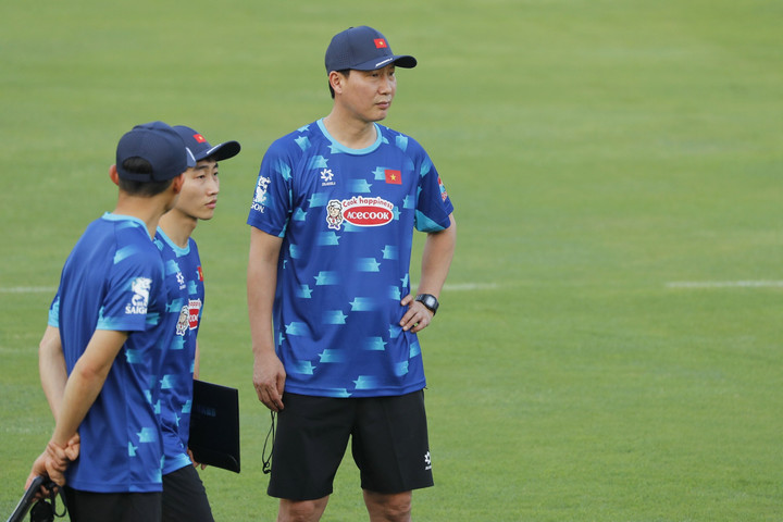 HLV Kim Sang-sik trao đổi cùng trợ lý về buổi tập đầu tiên của đội tuyển Việt Nam. Quang Hải và đồng đội có 5 ngày chuẩn bị trước khi tiếp đón đội tuyển Philippines vào ngày 6/6.