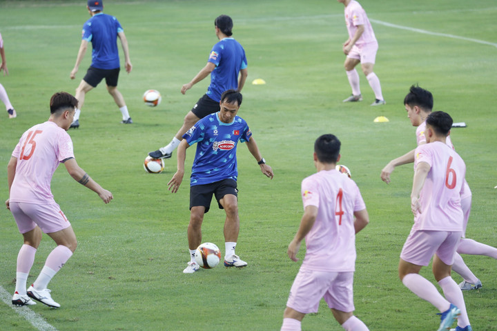 Sau các bài khởi động cơ bản, đội tuyển Việt Nam bắt đầu bài tập luyện với bóng. Các trợ lý như HLV Lê Đức Tuấn đều tham gia cùng học trò.