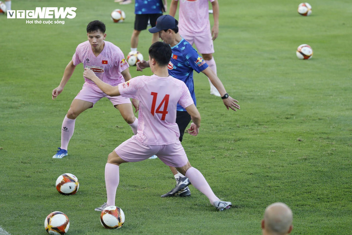 Khá bất ngờ khi HLV Kim Sang-sik sau đó cũng tham giá đá bóng "ma" cùng học trò. Ông Kim từng là cầu thủ nổi danh của Hàn Quốc, vẫn giữ được thể trạng tốt nên không gặp nhiều khó khăn.