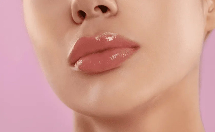 Chọn loại son phù hợp có kết cấu bám sẽ giúp son lâu trôi.