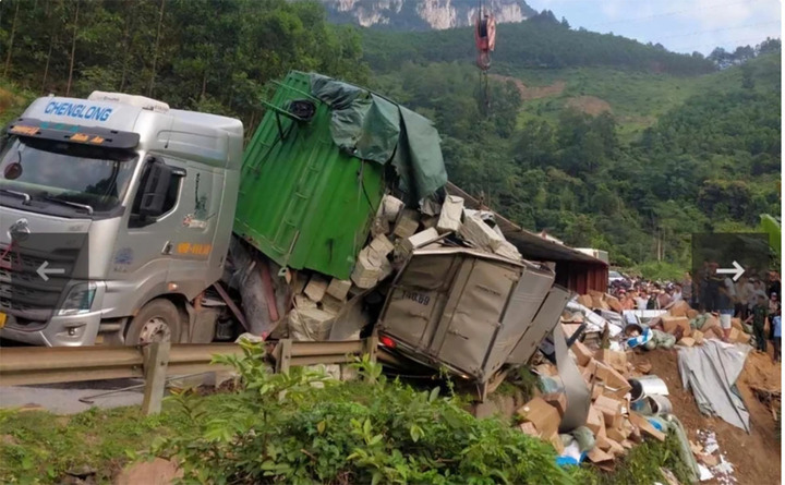 Hiện trường vụ tai nạn xe đầu kéo bị lật thùng hàng, đè lên xe tải nhỏ. (Ảnh: Người dân cung cấp)