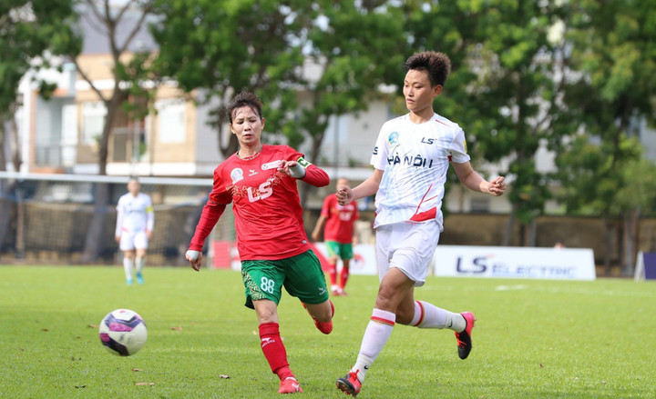 TP.HCM I (áo đỏ) vô địch lượt đi.