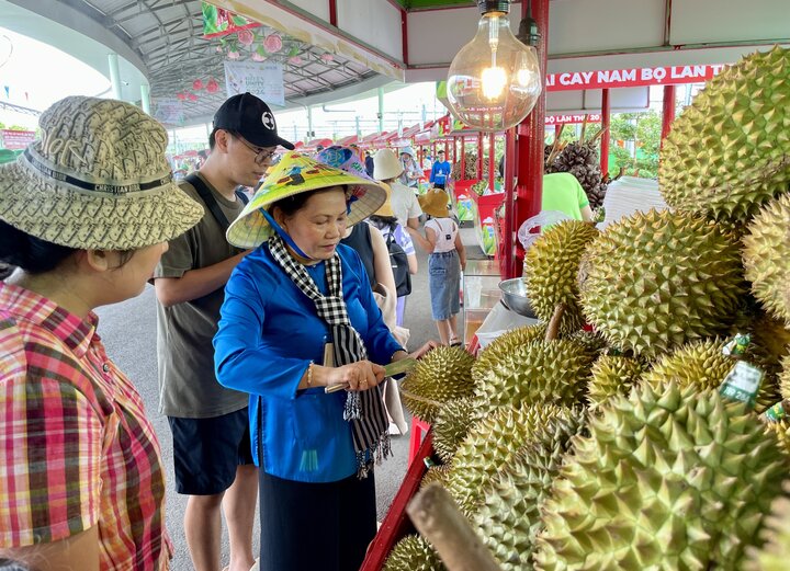 Sầu riêng được bán tại Lễ hội Trái cây Nam Bộ với giá chỉ 70.000 đồng/kg. (Ảnh: M.Linh)