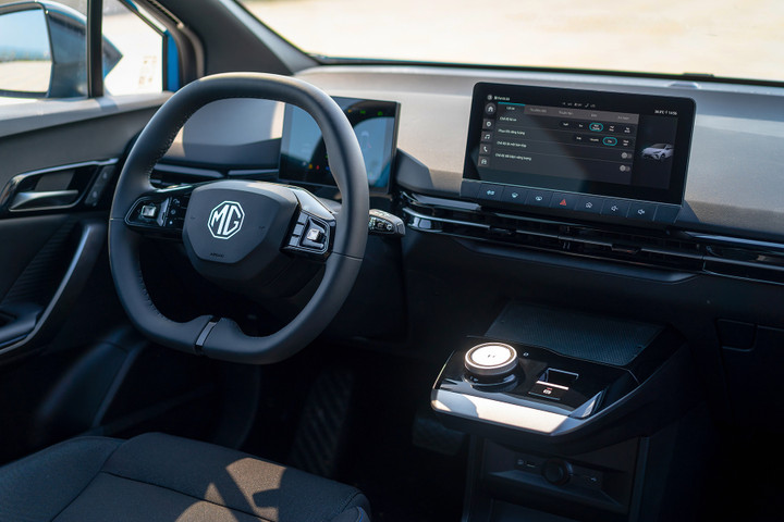 Nội thất bên trong MG4 EV hướng tới sự gọn gàng, hiện đại và trẻ trung.