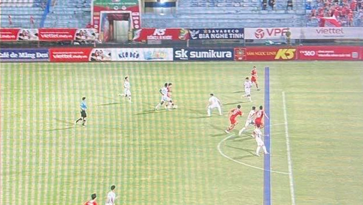 Hình ảnh trên màn hình của các trọng tài VAR với sự hỗ trợ của công cụ xét việt vị.