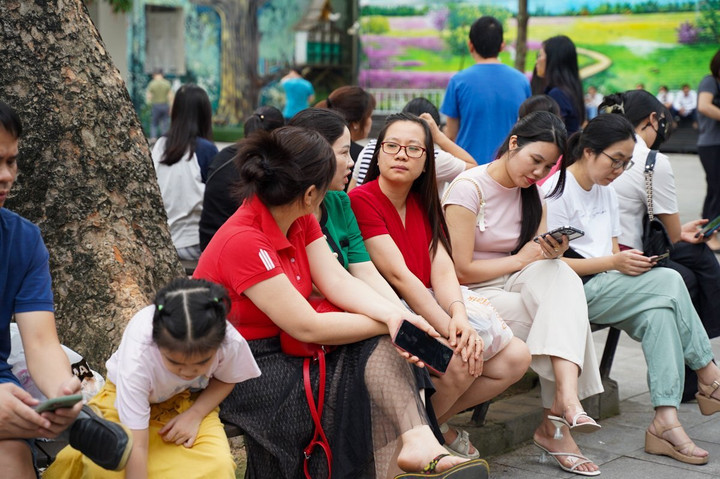 Được biết, năm nay trường THPT chuyên Ngoại ngữ tổ chức tuyển sinh lớp 10 vào 7 lớp với 525 chỉ tiêu. Trong đó, lớp chuyên tiếng Anh có số lượng đăng ký nguyện vọng cao nhất 1.491 thí sinh, lớp chuyên tiếng Nga ít nhất 217 thí sinh. Đặc biệt, lớp tiếng Pháp có tỷ lệ “chọi” cao nhất (1/10,7) với 35 chỉ tiêu nhưng có tới 377 nguyện vọng đăng ký. Lớp có tỷ lệ chọi cao thứ hai là lớp tiếng Trung với 691 nguyện vọng đăng ký, tỷ lệ chọi 1/9,8. Năm nay, trường không tuyển sinh hệ không chuyên.