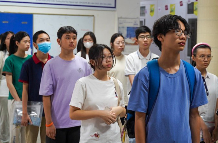 Đúng 6h30, các thí sinh tập trung trước cửa phòng thi để chuẩn bị báo danh. Nhiều thí sinh đã tham gia thi thử và tập huấn trước đó do trường THPT chuyên Ngoại ngữ tổ chức nên đã quen với thủ tục dự thi.