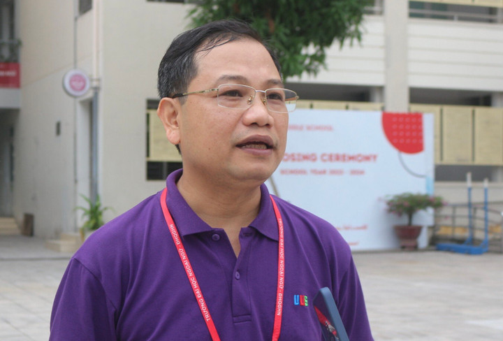 TS Hoa Ngọc Sơn (Trưởng ban coi thi) cho biết năm nay có 3.300 thí sinh dự thi trên 4.060 nguyện vọng đăng ký. Nhà trường đã huy động 383 cán bộ, nhân viên gồm cán bộ coi thi tại phòng thi, thanh tra, giám sát an ninh trật tự, nhân viên y tế phục vụ 106 phòng thi tại 3 điểm thi trong khuôn viên trường Đại học Ngoại ngữ. "Có thể nói, công tác chuẩn bị khá kỹ lưỡng. Chúng tôi tự tin kỳ thi sẽ diễn ra suôn sẻ", ông Sơn nói. Theo báo cáo nhanh của hội đồng thi, có 98,15% thí sinh dự thi tương đương 3.238 học sinh.