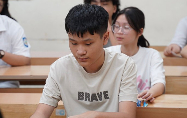 Công tác báo danh diễn ra nhanh chóng, thuận lợi. Sau khoảng 20 phút, thí sinh có mặt trong phòng thi, ổn định vị trị chờ đến giờ làm bài. Đúng 7h30, thí sinh thi Đánh giá năng lực Ngoại ngữ với hình thức trắc nghiệm kết hợp tự luận trong thời gian 90 phút. Thí sinh có thể thi bằng nhiều thứ tiếng khác nhau.