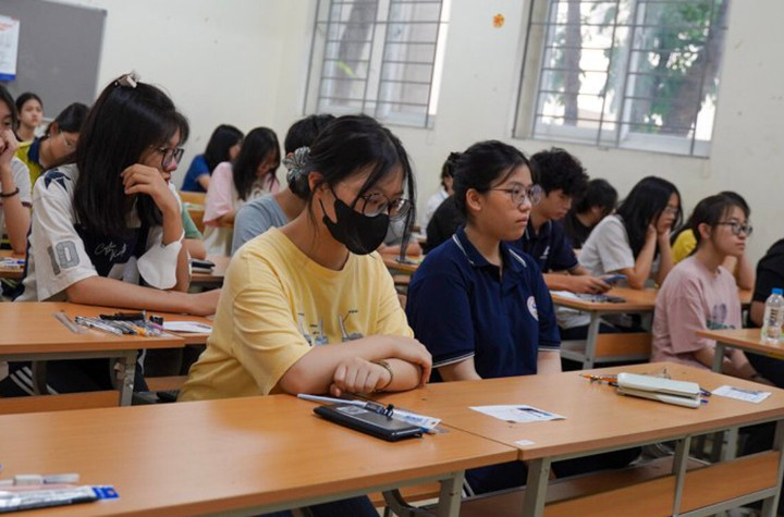 Cũng trong sáng nay, thí sinh làm bài thi Đánh giá năng lực Toán và Khoa học tự nhiên và bài thi Đánh giá năng lực Văn và Khoa học xã hội. Hai bài thi đều bằng hình thức trắc nghiệm kết hợp tự luận. Mỗi bài thi kéo dài 55 phút.