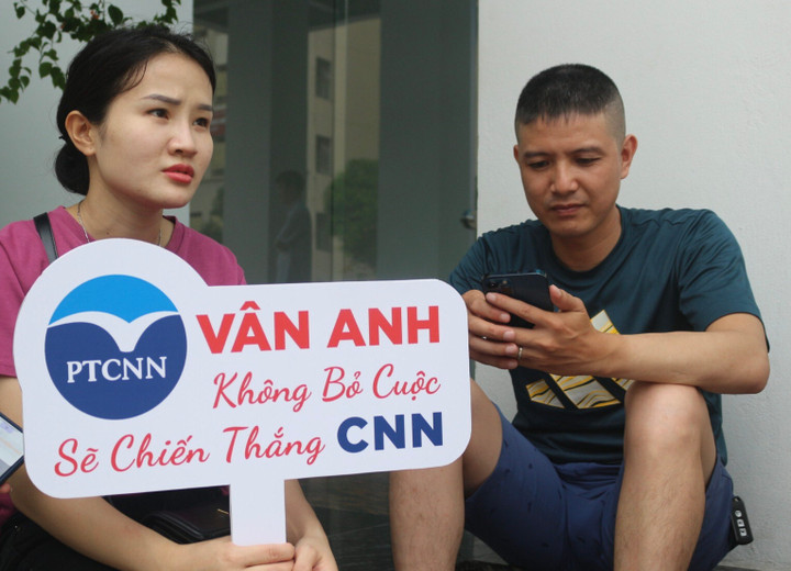 Để tạo bất ngờ và động lực cho con gái, vợ chồng chị Nguyễn Nga (Đan Phượng, Hà Nội) đã in một tấm biển với dòng chữ thân thương "Vân Anh không bỏ cuộc, sẽ chiến thắng chuyên Ngoại ngữ". Đưa con đi thi nhưng chị Nga lại là người hồi hộp hơn cả. Chị nói: “Sáng nay, mẹ lo lắng nhưng con gái rất tự tin, còn động viên ngược lại mẹ”. Chị Nga cho biết không tạo áp lực cho con phải vào trường chuyên, luôn ủng hộ lựa chọn và quyết tâm của con.