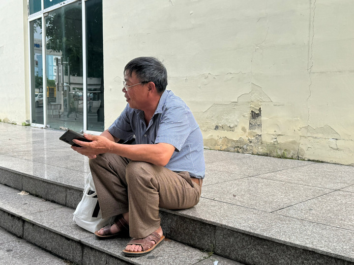 Ông của thí sinh Khánh Vy chia sẻ: "Hai ông cháu tôi ở Sóc Sơn, phải dậy từ 4h30, đi chuyến xe buýt sớm nhất để kịp 6h20 có mặt ở trường thi". Bố mẹ bận công việc nên ông luôn là người đồng hành với Khánh Vy trong mọi cuộc thi. Thấy cháu nhiều hôm thức đêm học bài, ông thương Khánh Vy và mong cháu sẽ đỗ điểm cao trong kỳ thi này.