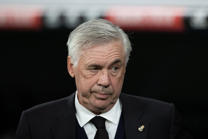 Thói quen nhai kẹo cao su thường thấy của Ancelotti trong các trận đấu
