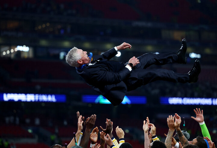 Huấn luyện viên Carlo Ancelotti được các cầu thủ Real Madrid tung lên cao. (Ảnh: Reuters)