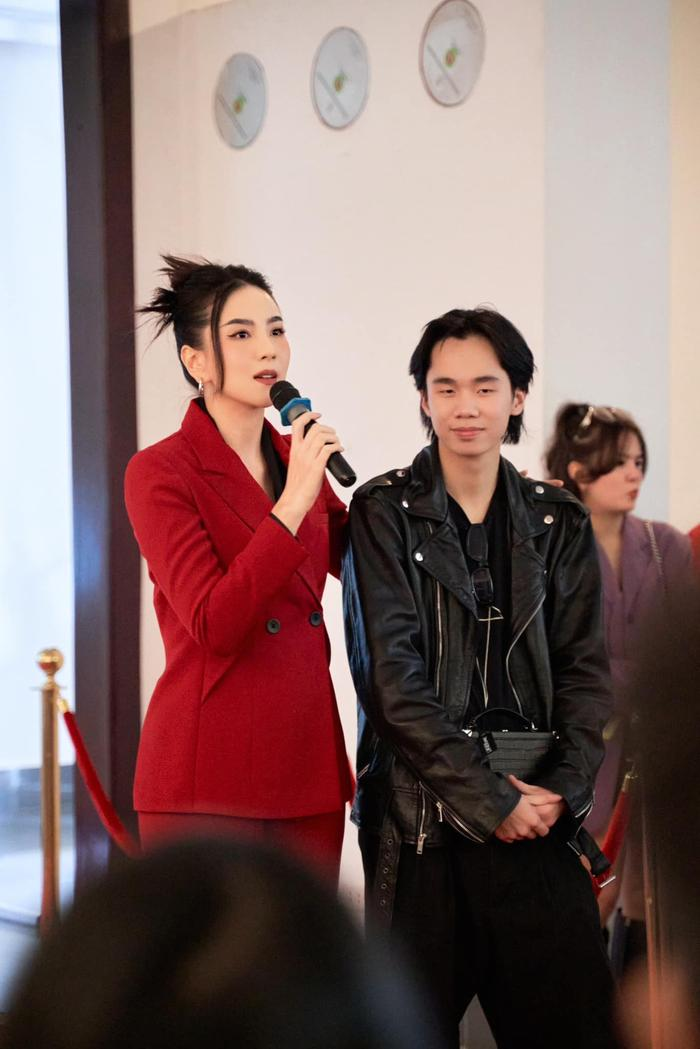 Mai Ngọc tự hào về em trai tài giỏi của mình.