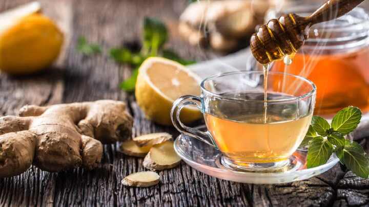 Uống nước ấm mật ong mỗi ngày giúp thanh lọc cơ thể. (Ảnh: Recipes.net)