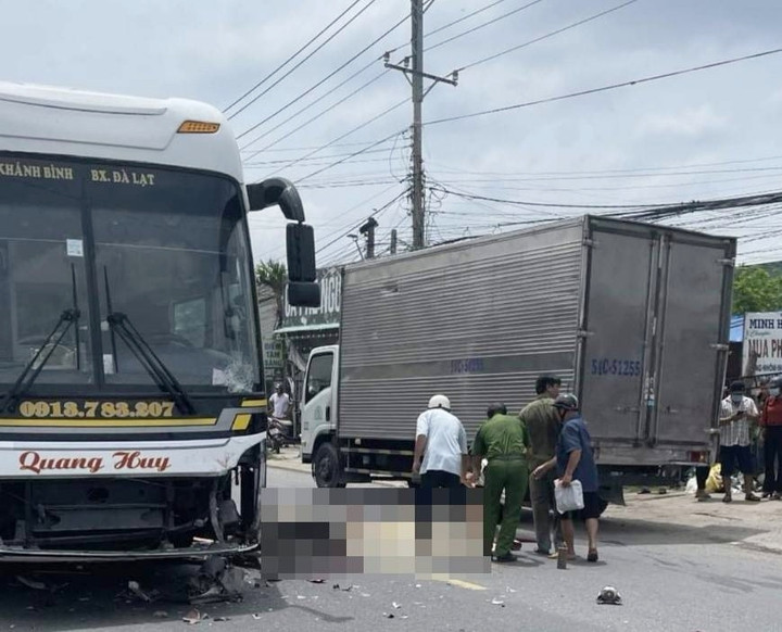 Công an khám nghiệm hiện trường, làm rõ nguyên nhân. (Ảnh: M.Đ).