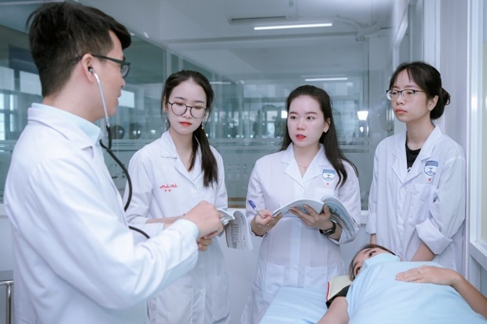Ngành điều dưỡng đang được nhiều trường đào tạo.