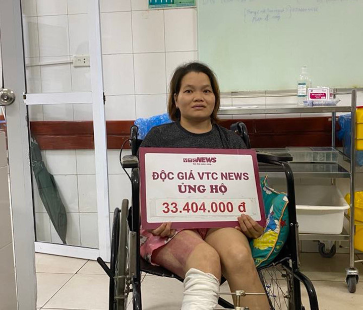 Chị Hồ Thị Hương nhận tiền ủng hộ của độc giả.