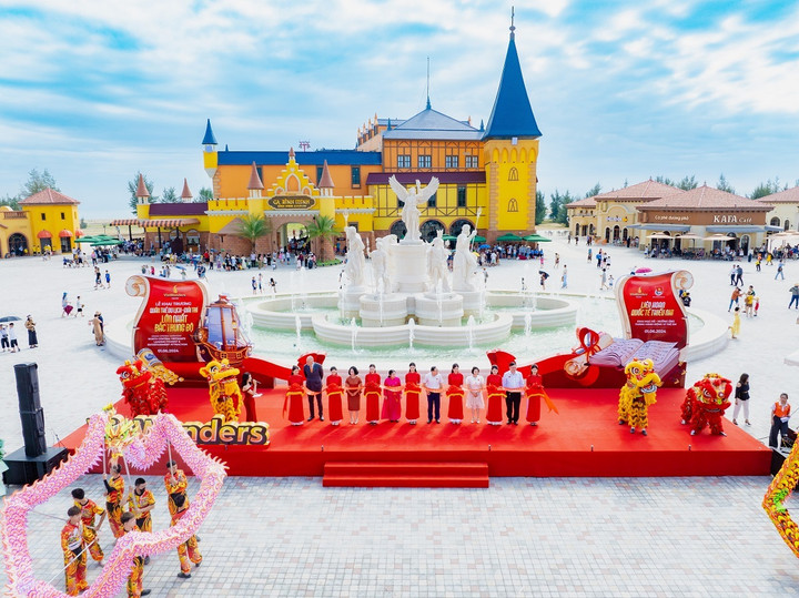 Bùng nổ cảm xúc trong ngày khai trương của VinWonders Cửa Hội.