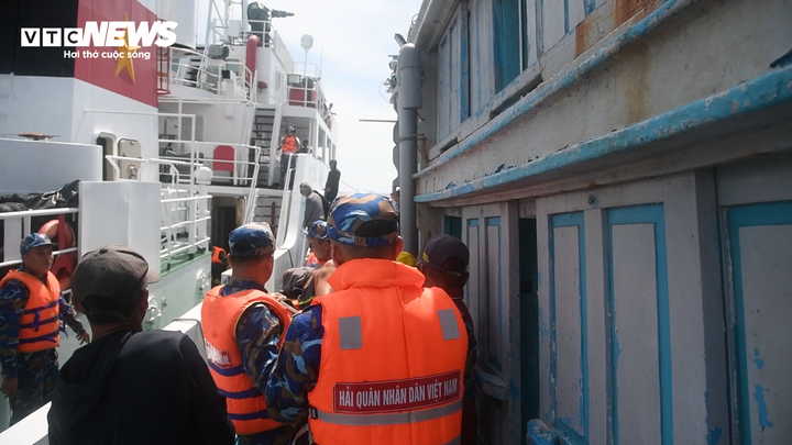 Lực lượng Vùng 4 Hải quân hỗ trợ khiêng bệnh nhân lên tàu.