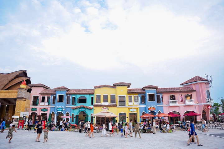 Hàng quán tại Khu phố thương mại VinWonders Cửa Hội bội thu ngay trong ngày hoạt động đầu tiên.