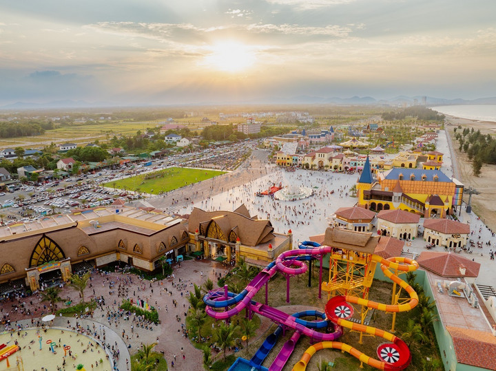 Loạt cửa hiệu được bày trí bắt mắt, thu hút du khách ghé thăm tại Khu phố thương mại VinWonders Cửa Hội.