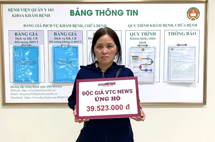 Cô Nguyễn Thị Điệp, đại diện gia đình anh Trần Văn Huy nhận tiền ủng hộ của độc giả.