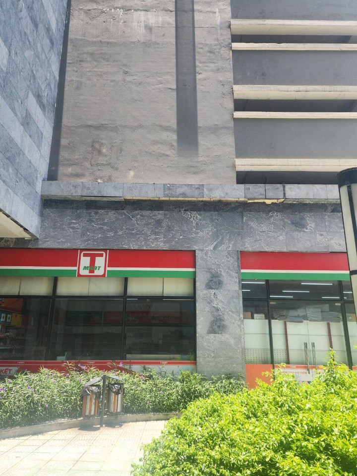 Khu vực gạch rơi trúng đầu cháu bé.