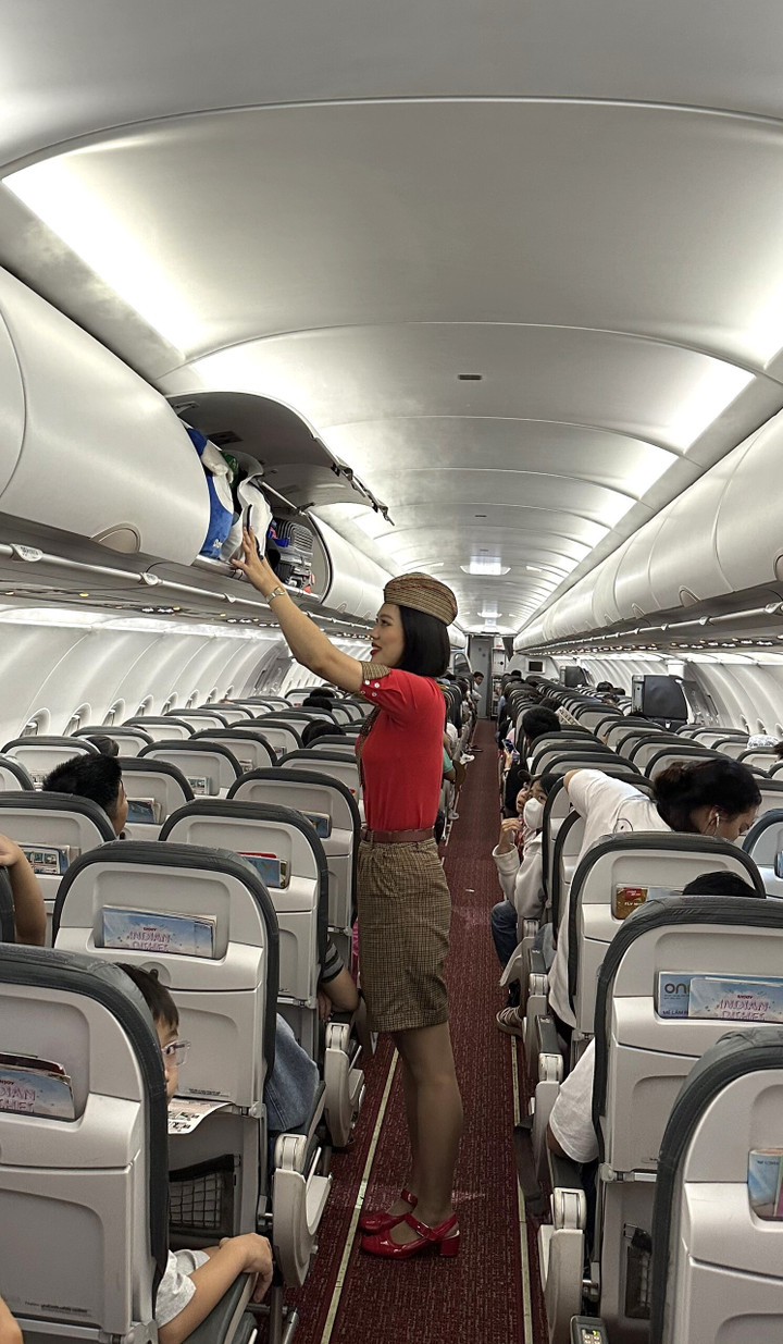 Tiếp viên hàng không Thu Hằng coi hành khách như những người thân trong gia đình để hoàn thành công việc tốt nhất