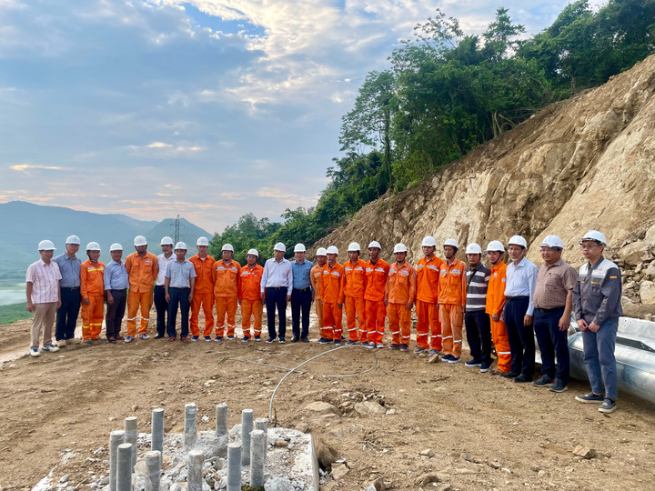 Lãnh đạo EVN và EVNSPC thăm hỏi, động viên các Đội xung kích của EVNSPC.