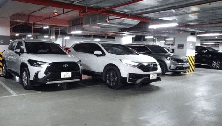 Lái xe ra khỏi chỗ đỗ an toàn để không va quẹt là một kỹ năng cần học hỏi. (Ảnh minh họa).