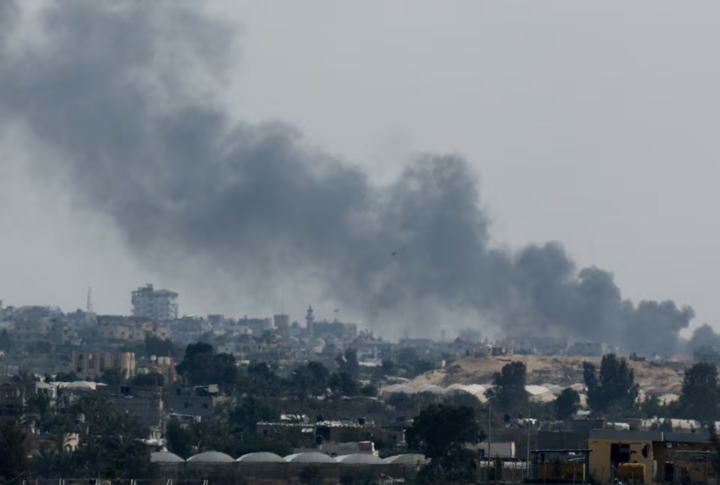 Khói bốc lên sau các cuộc tấn công của Israel ở thành phố Rafah, Gaza, ngày 28/5. (Ảnh: Reuters)