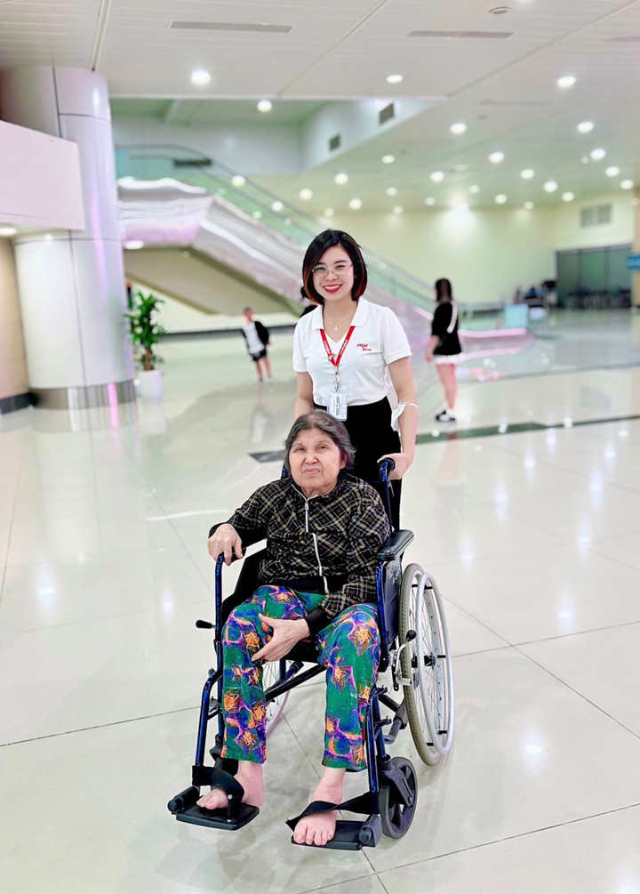 Chị Phương Mai sẵn sàng tiếp đón hành khách bằng nụ cười rạng rỡ, phục vụ bằng sự nhiệt tình mỗi khi vào ca làm việc