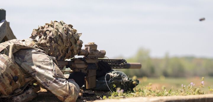 Một binh sĩ của Sư đoàn Dù 101 bắn Súng trường XM7 tại Fort Campbell, Kentucky vào ngày 15/4/2024.
