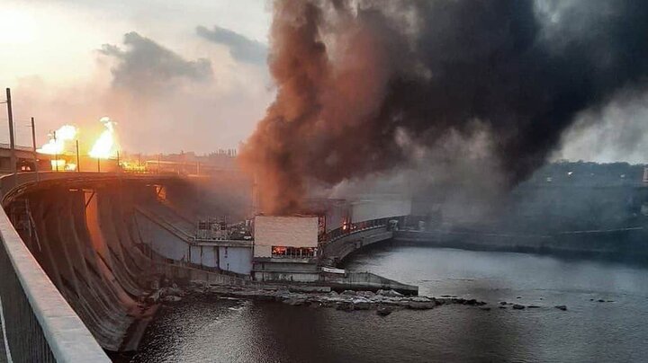 Nhà máy thủy điện Dnipro (HPP) bị tấn công khi Nga bắt đầu chiến dịch quân sự đặc biệt. (Ảnh: CNN)