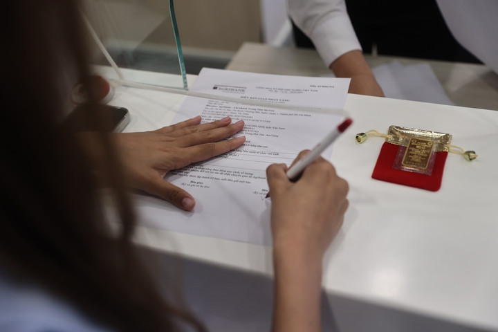 Những khách hàng đến sớm và hoàn tất thủ tục thanh toán tại Agribank. (Ảnh: T. Khang)