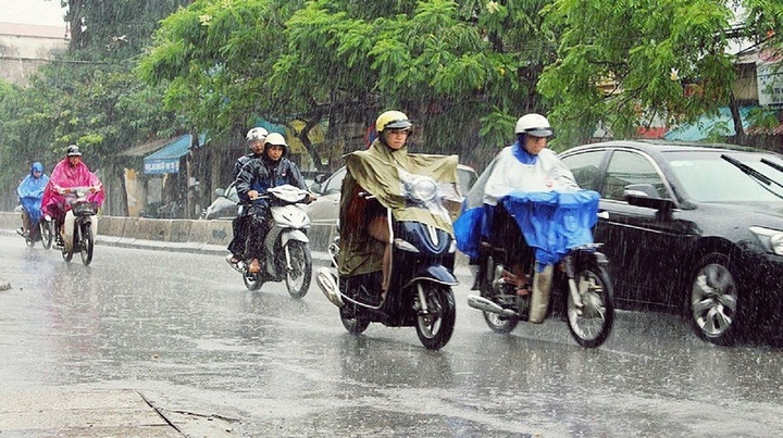 Phanh xe khi trời mưa để không bị ngã là một kỹ năng cần được luyện tập. (Ảnh minh họa).