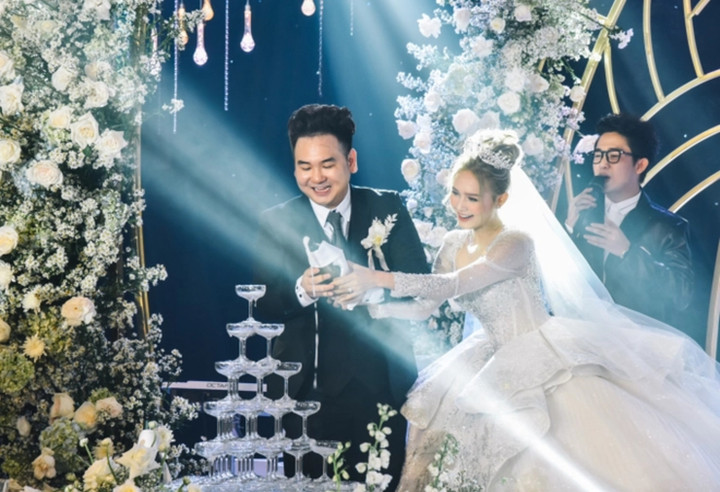 Đám cưới của cặp đôi nhanh chóng trở thành tâm điểm chú ý về độ xa hoa, hoành tráng.