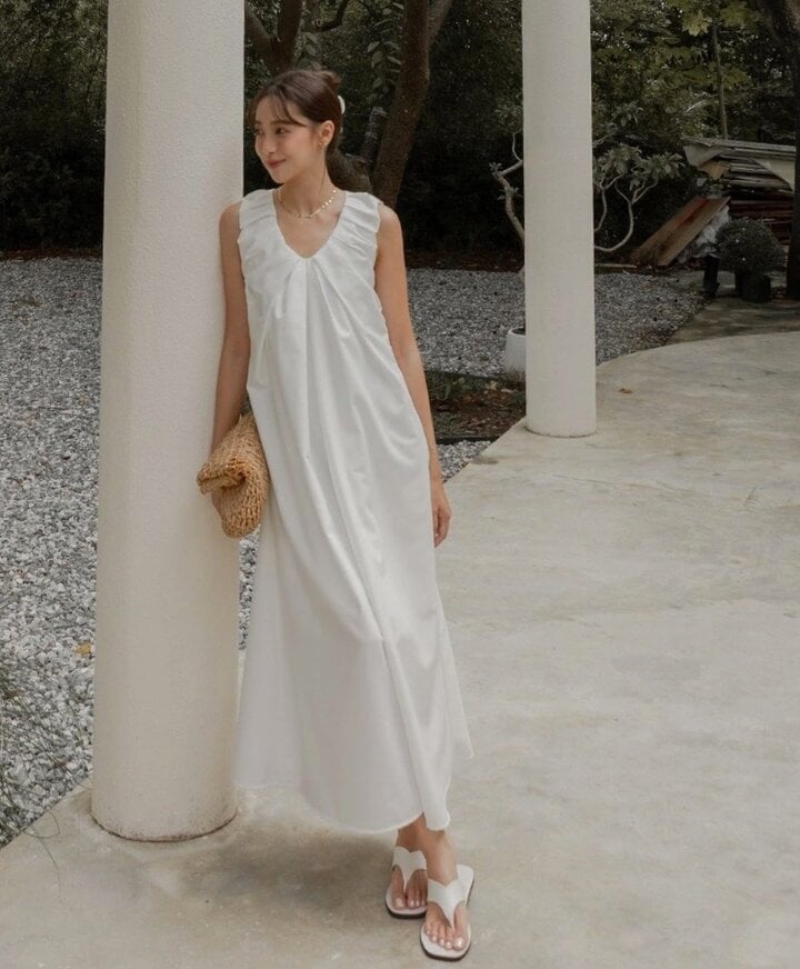 Váy trắng dáng suông là thiết kế rất dễ mặc, giúp che toàn bộ nhược điểm vóc dáng.