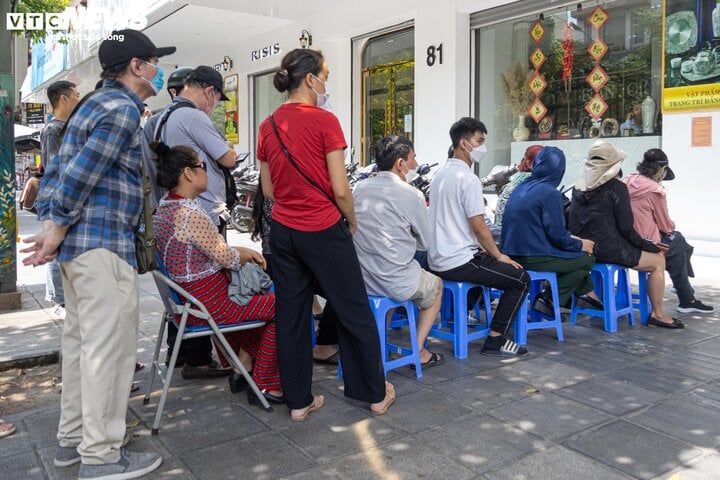 Người dân xếp hàng chờ mua vàng tại điểm bán của Vietinbank trên phố Huế...