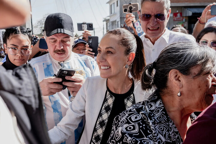 Ứng viên Claudia Sheinbaum tiếp xúc các cử tri sau khi tham gia bỏ phiếu tại thành phố Mexico vào sáng 2/6. (Ảnh: New York Times)