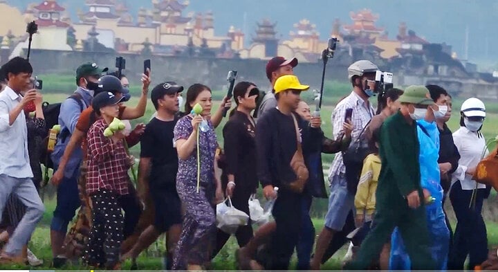 Đoàn người lăm lăm tay máy đuổi theo ông Minh Tuệ để quay video.