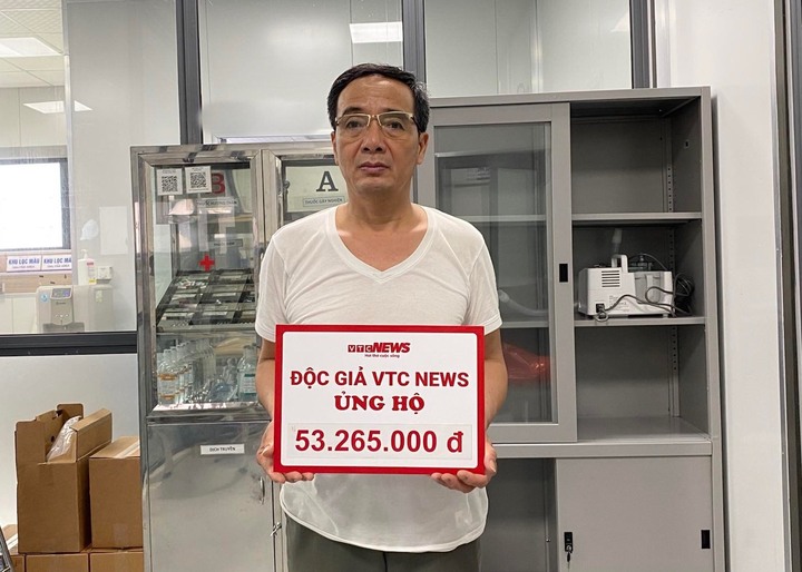 Ông Thành đại diện gia đình nhận tiền ủng hộ của độc giả.