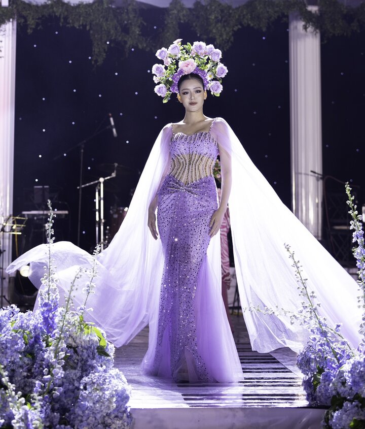 Á hậu cuộc thi Hoa hậu siêu quốc gia Đặng Thanh Ngân trình diễn trang phục của NTK Châu Loan.